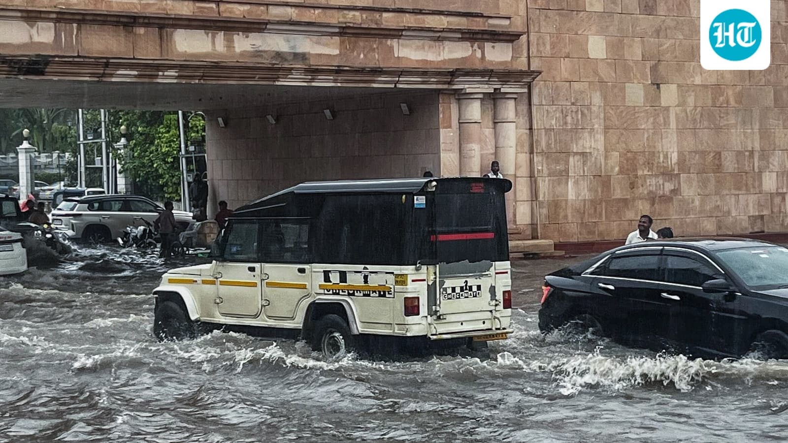 30 Prisoners Broken Van Rain Cops Pull Off Tense Roadside Transfer In Lucknow